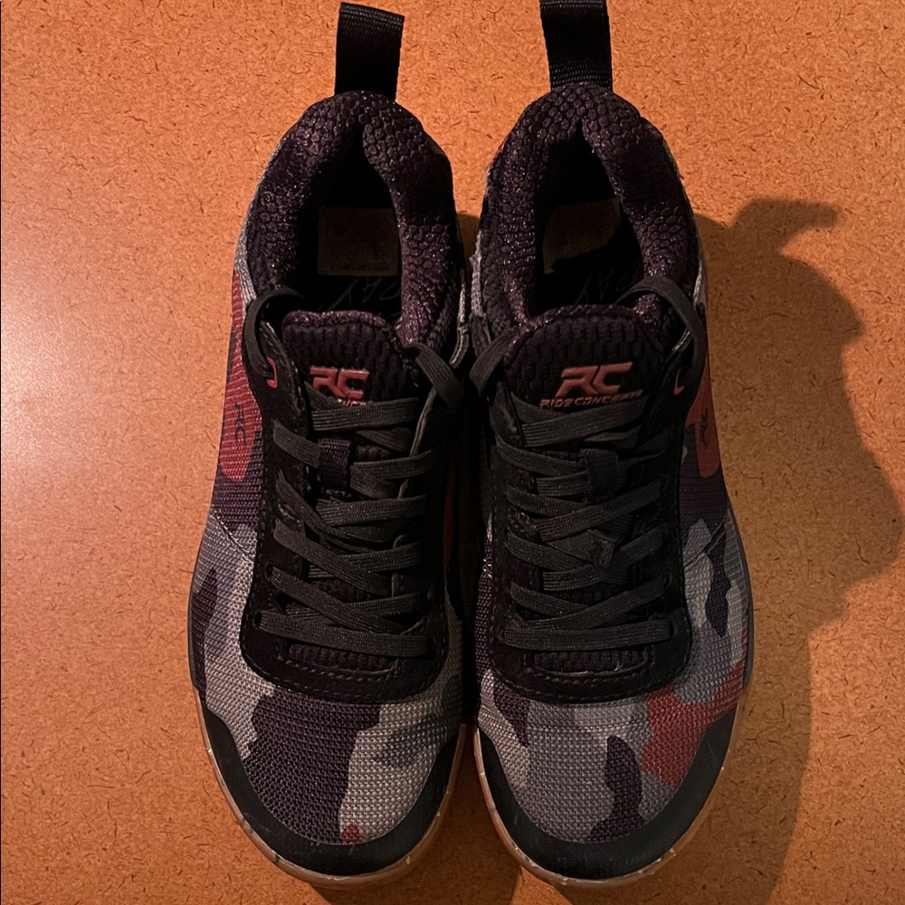 Women's Rose Camouflage MTN Bike Shoes - Black and Red